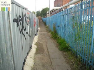 Alley known as Fawdington Lane, 15 Aug 2004